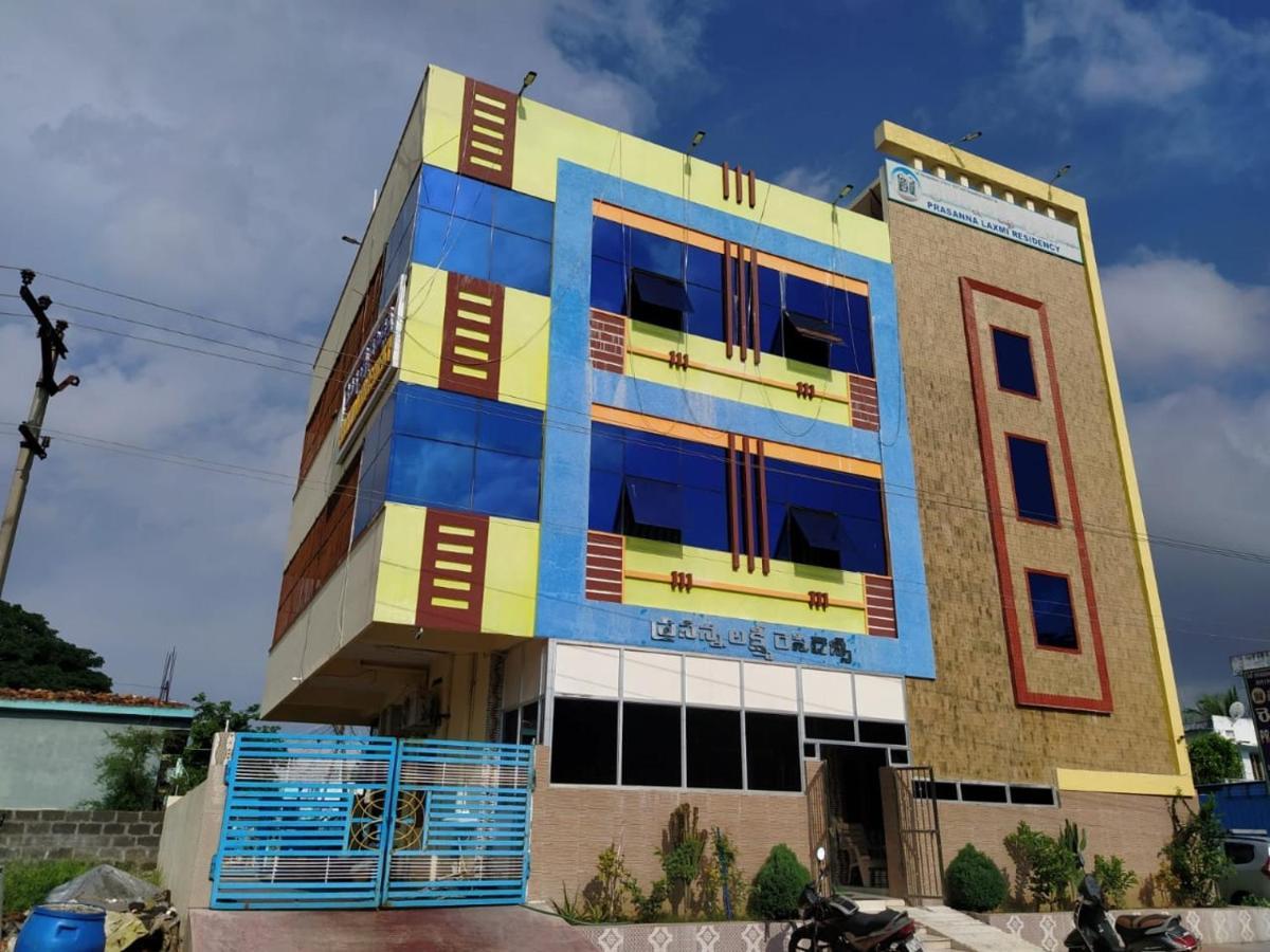Prasanna Laxmi Residency บาดราเชลัม ภายนอก รูปภาพ